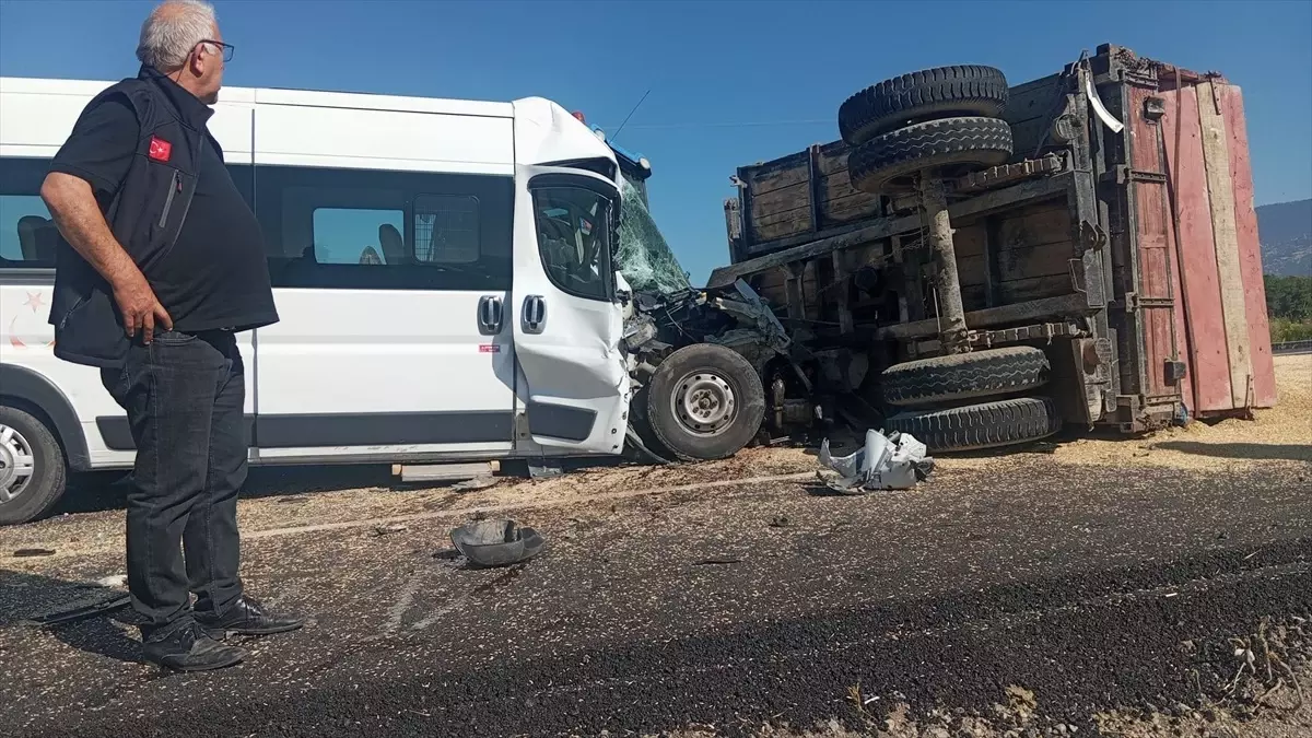 Sinop'ta Minibüs ile Traktör Çarpıştı, Arpa Yola Saçıldı