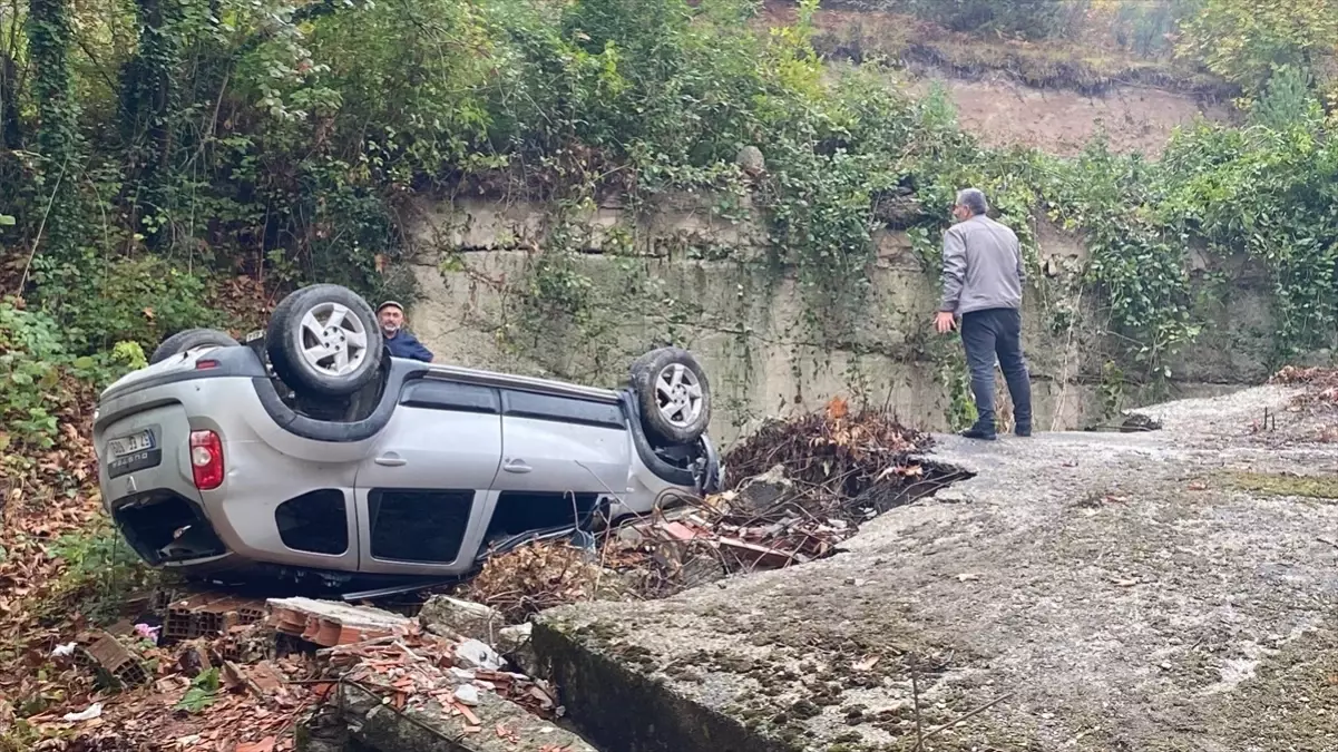 Sinop'ta Otomobil Kazası: Sürücü Yaralandı