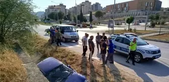Boyabat'ta Kamyon-Otomobil Çarpıştı: Anne ve Oğlu Yaralı