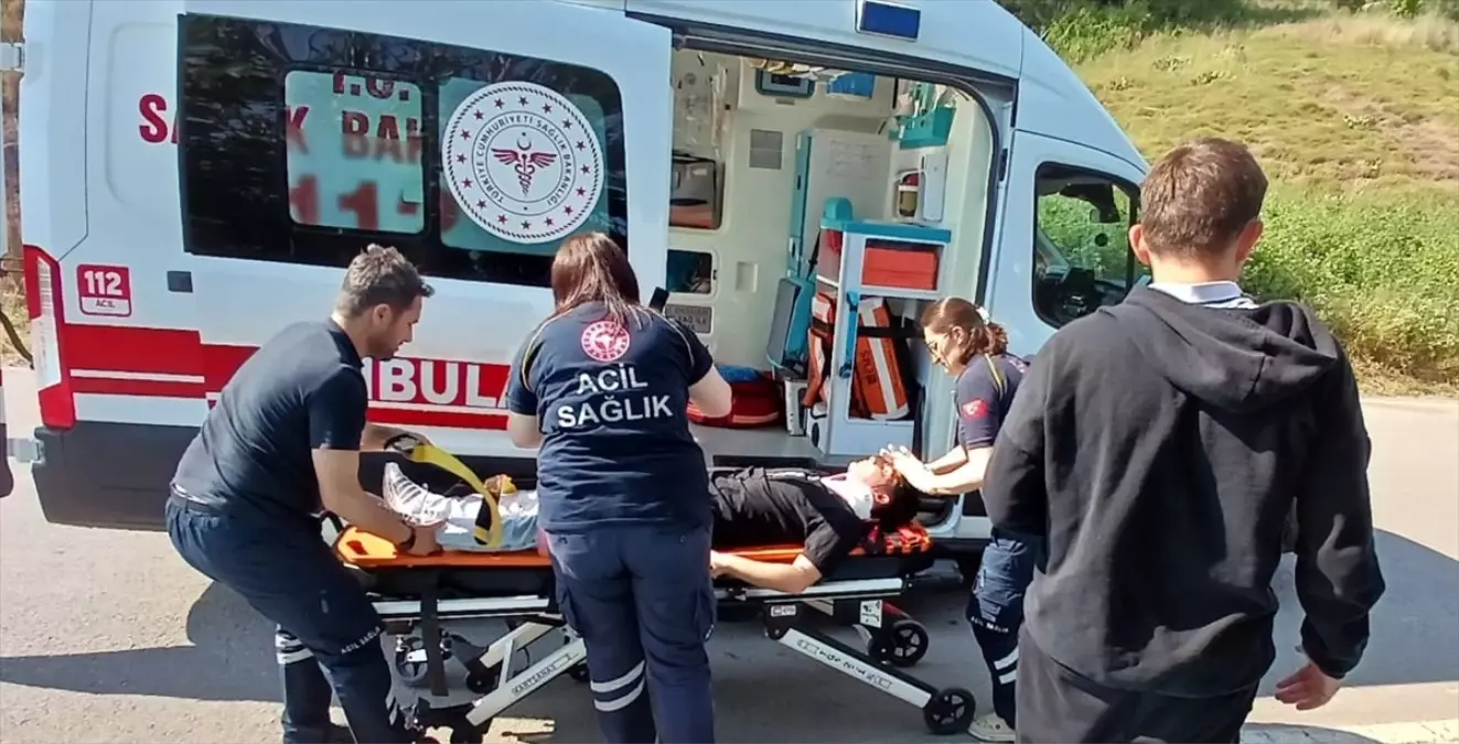 Sinop'ta Motosiklet Devrildi: 2 Yaralı