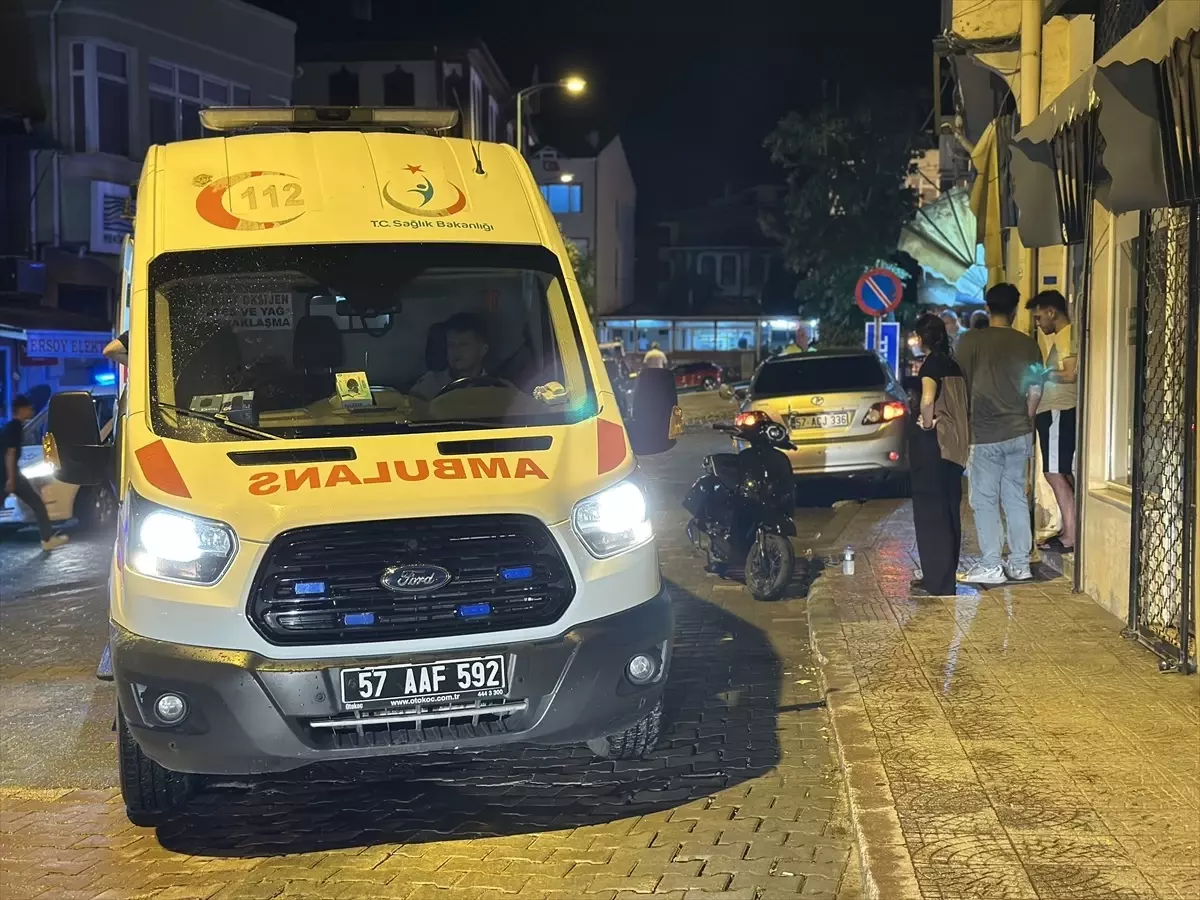 Sinop'ta Motosiklet ile Otomobil Çarpıştı: 2 Yaralı