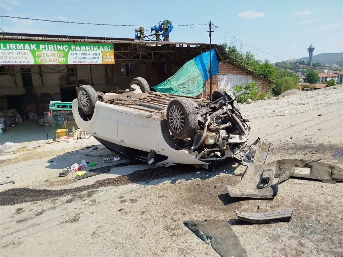 Boyabat'ta Devrilen Otomobilde 2 Kişi Yaralandı