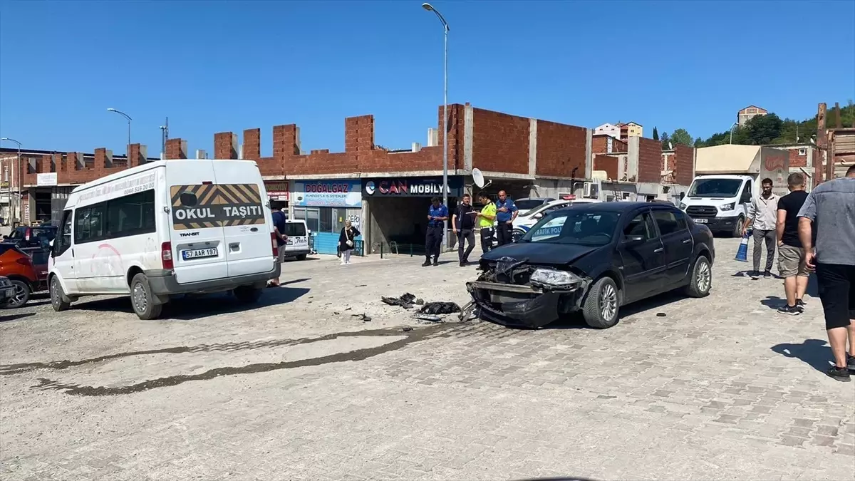 Sinop'ta Otomobil ve Minibüs Çarpıştı: 4 Yaralı