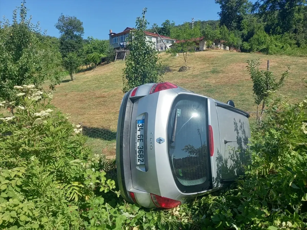 Sinop'ta Otomobil Ağaçlık Alana Devrildi: 3 Yaralı