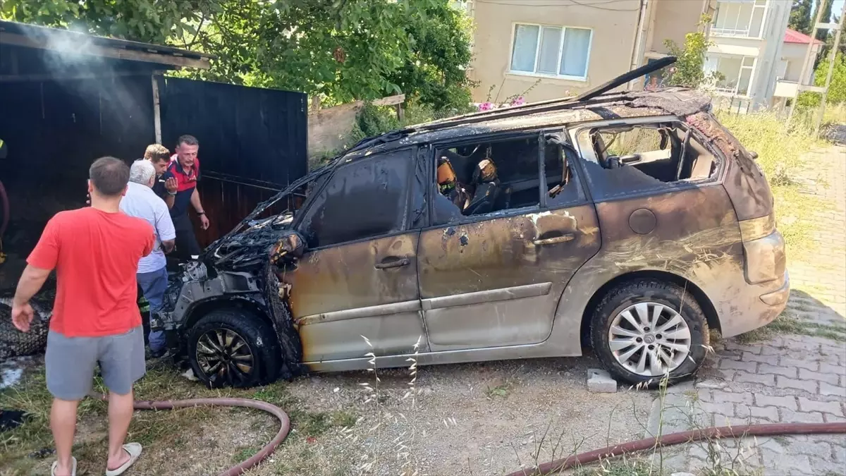 Sinop'ta Park Halindeki Otomobilde Yangın Çıktı
