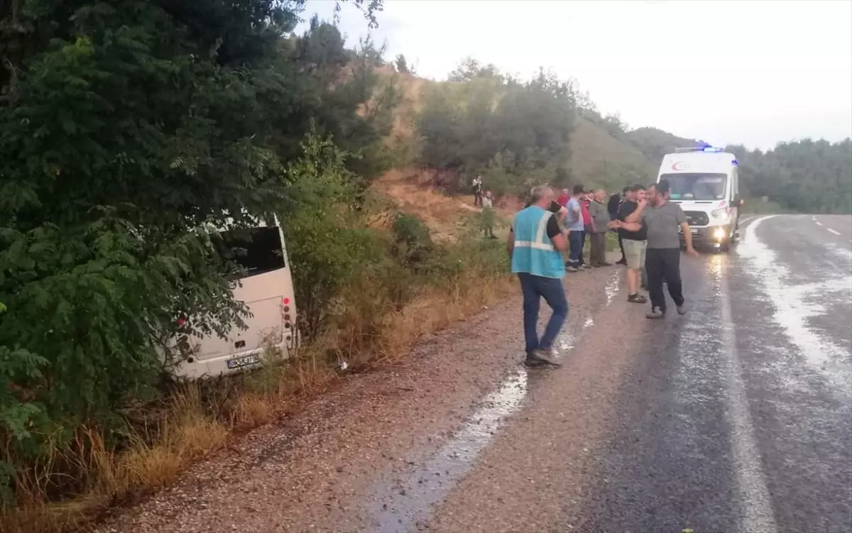 Boyabat'ta İşçileri Taşıyan Servis Otobüsü Kaza Yaptı: 6 Yaralı