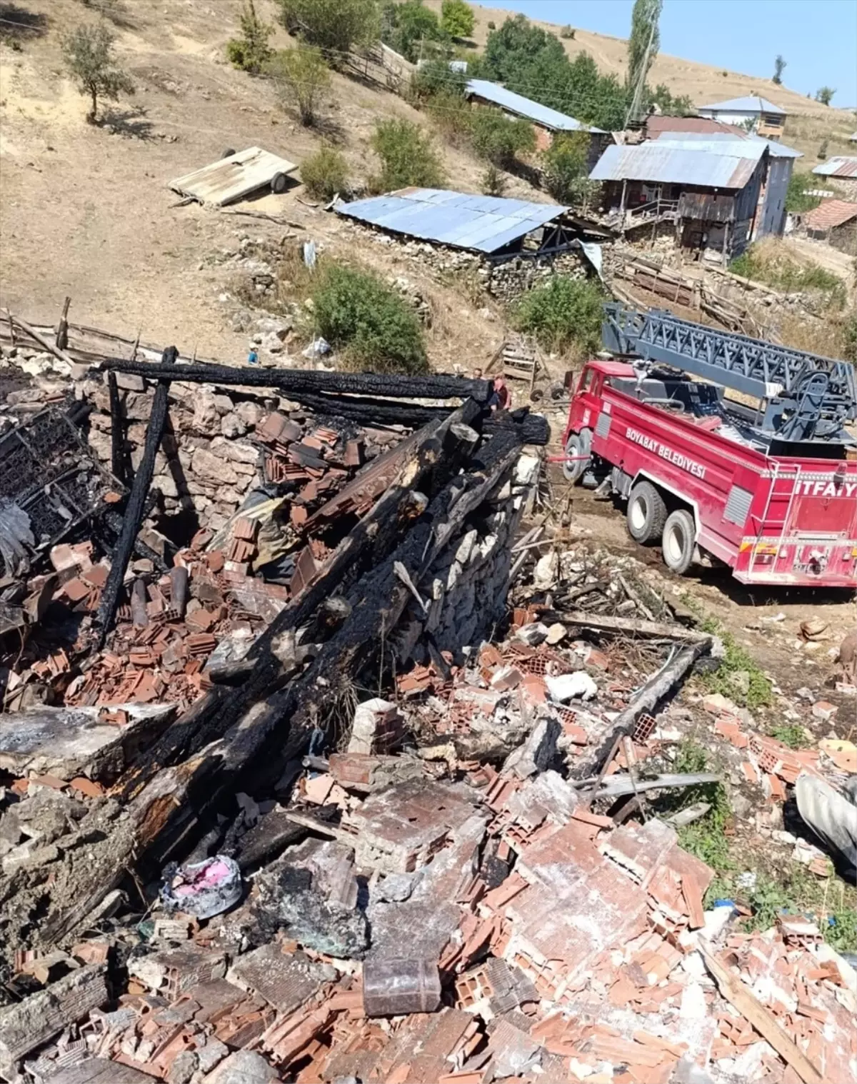 Sinop'un Boyabat ilçesinde yaylada yangın: 2 ev, 2 ahır yandı