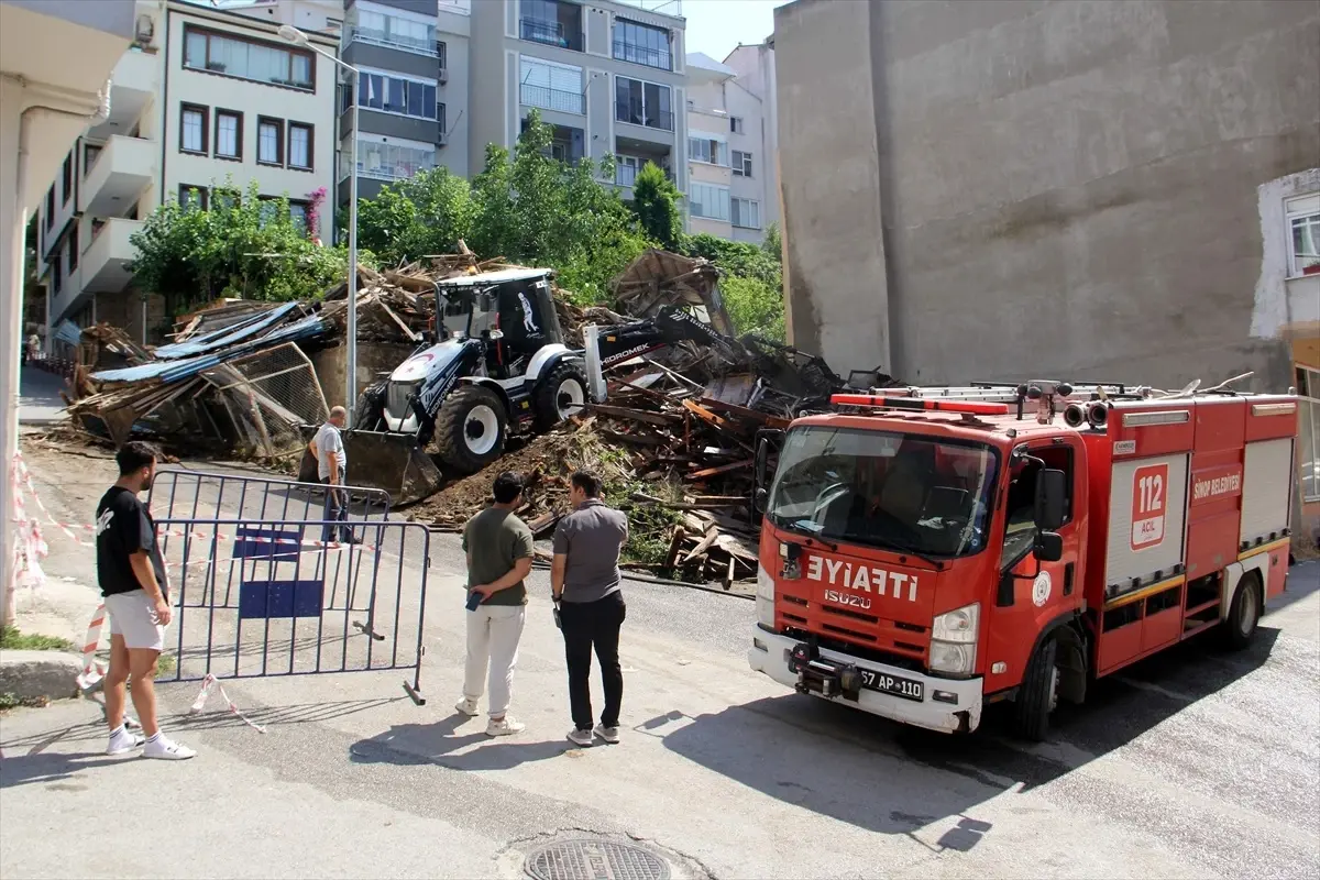 Sinop'ta Yıkılma Riski Taşıyan Tarihi Bina Çöktü