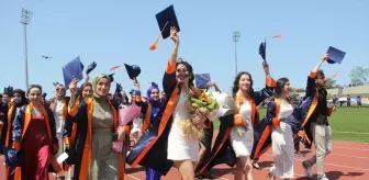 Sinop Üniversitesinin mezuniyet töreninde öğrenciler İsrail'in Gazze'ye saldırılarını kınadı