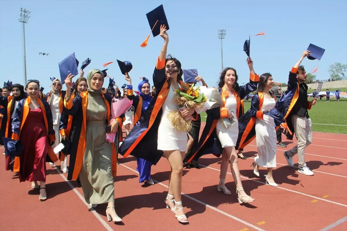 Sinop Üniversitesinin mezuniyet töreninde öğrenciler İsrail'in Gazze'ye saldırılarını kınadı