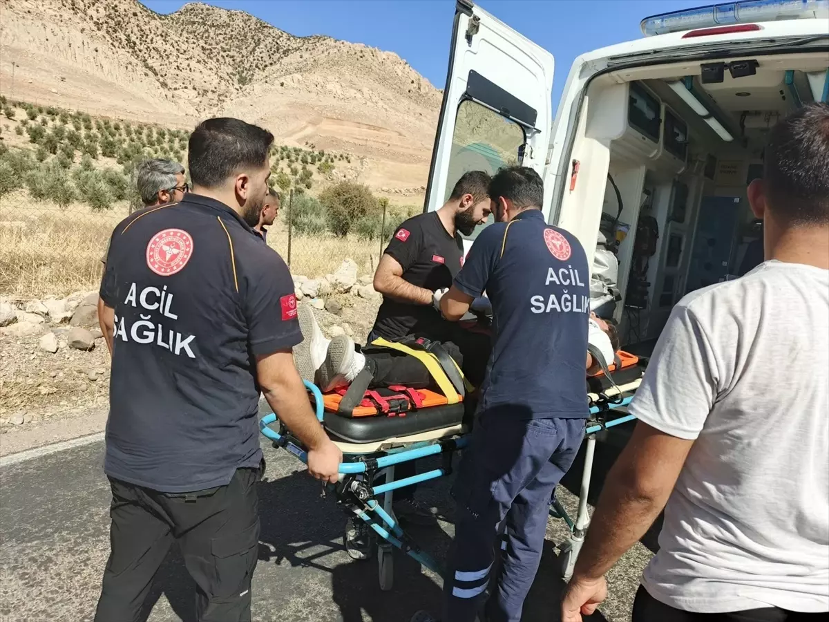 Şırnak'ta Trafik Kazası: İki Otomobil Çarpıştı, İki Sürücü Yaralandı