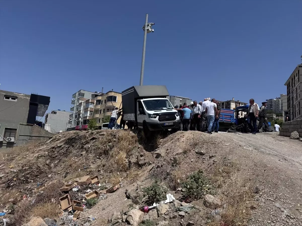 Şırnak'ta Yanlış Yolda Askıda Kalan Kamyonet İtfaiye Ekipleri Tarafından Kurtarıldı