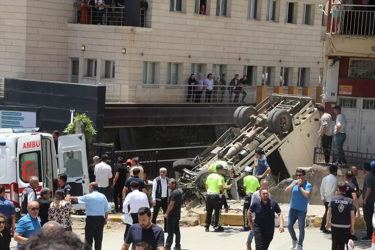 Şırnak'ta Freni Boşalan Kamyonet Taksiye Çarptı, 4 Yaralı