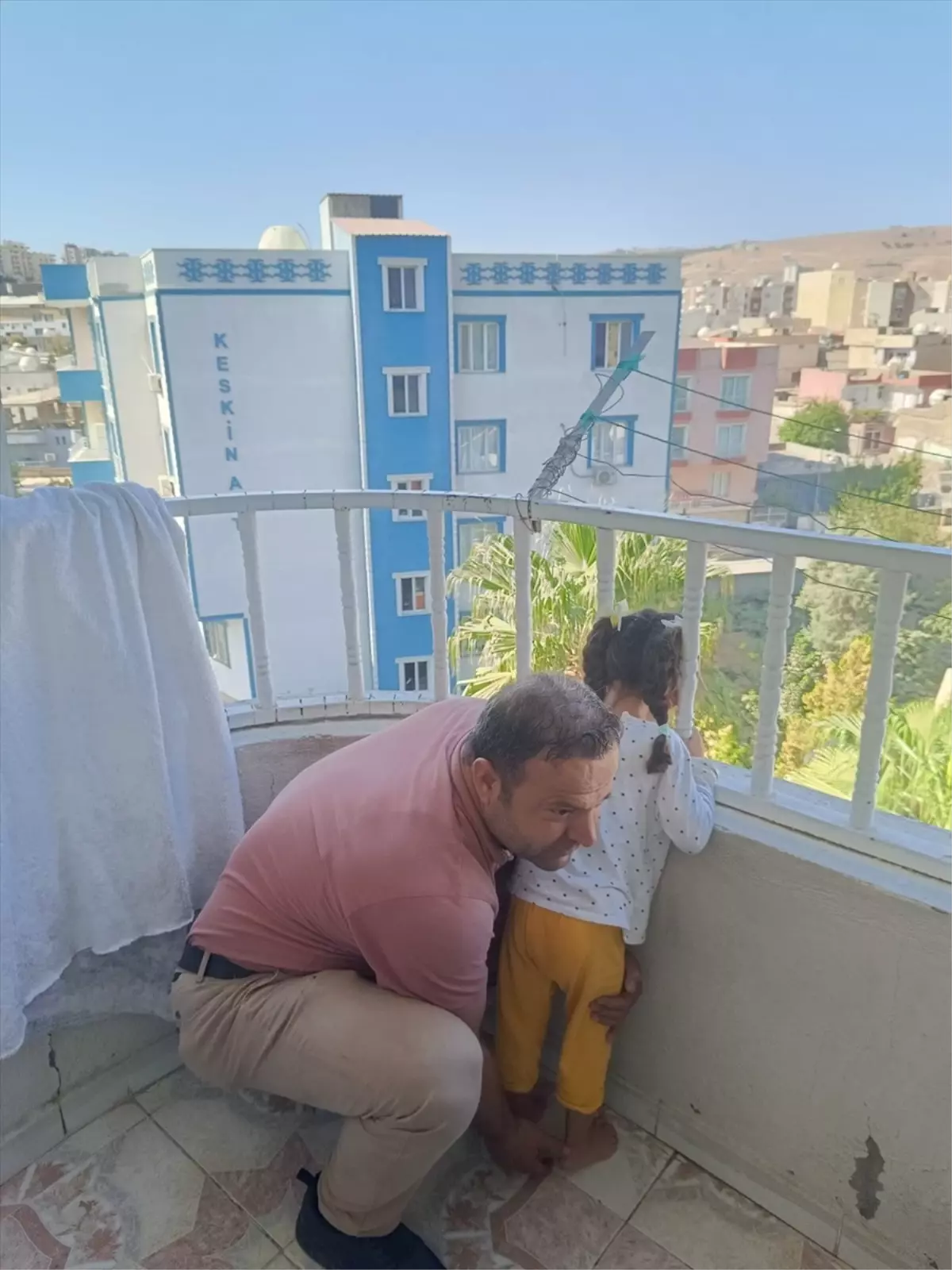 Cizre'de Kafası Demir Korkuluğa Sıkışan Çocuk Kurtarıldı