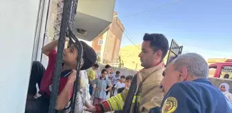 Cizre'de Çocuk Kafası Demir Korkuluğa Sıkıştı