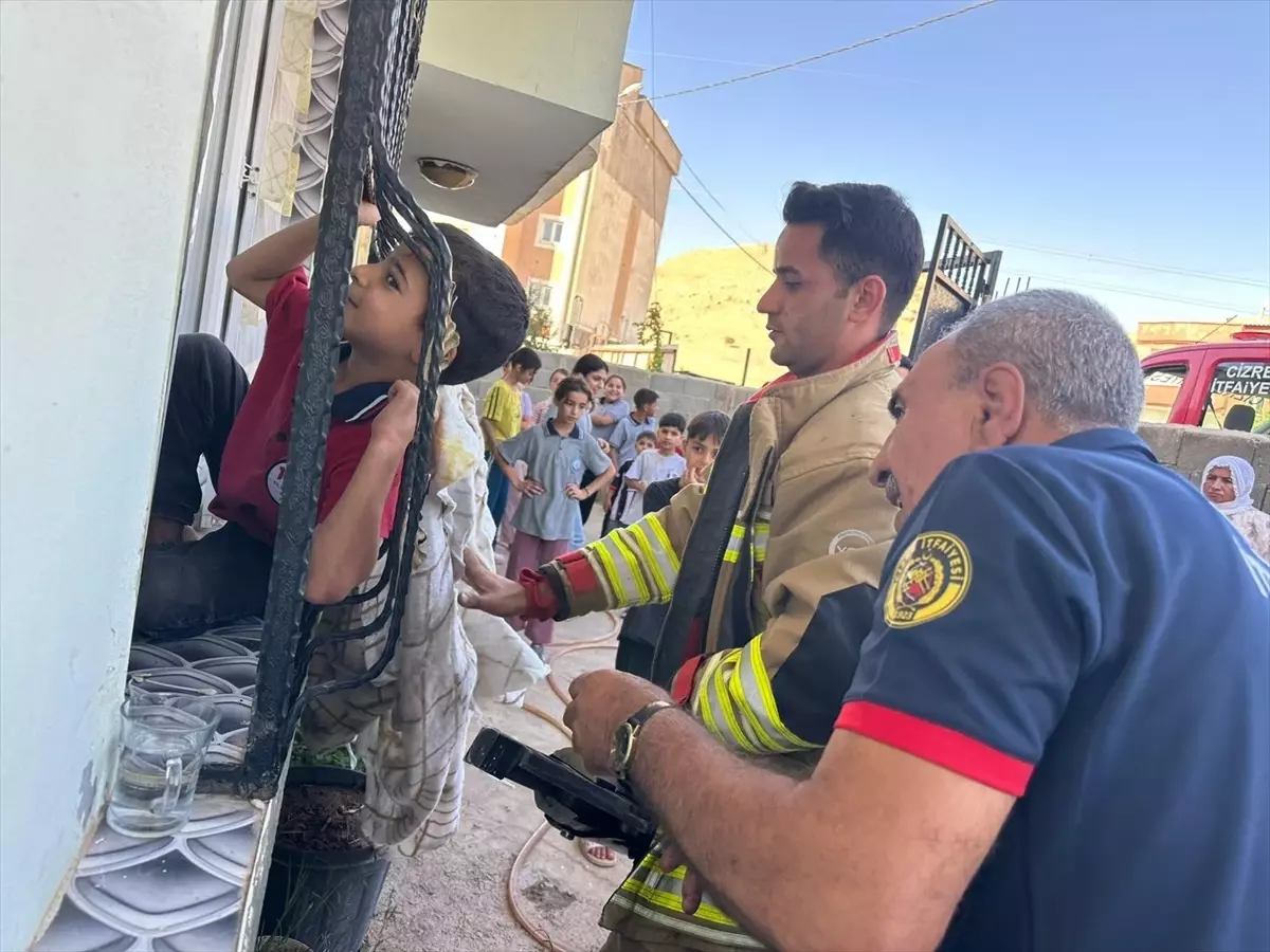Cizre'de Çocuk Kafası Demir Korkuluğa Sıkıştı