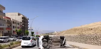 Şırnak'ta refüje çarparak devrilen hafif ticari araçtaki 2 kişi yaralandı