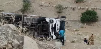 Şırnak'ta şarampole devrilen tırın sürücüsü ağır yaralandı
