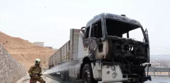 Şırnak'ta Seyir Halindeki Tırda Yangın