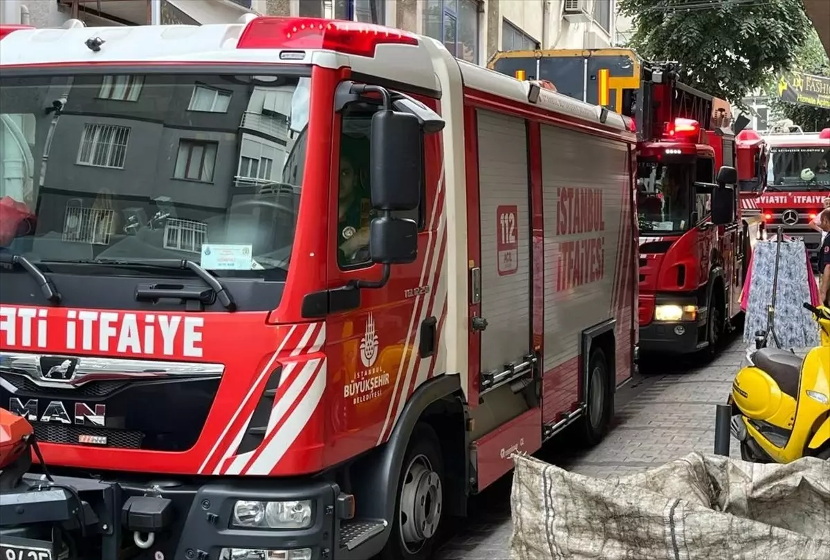 Şişli'de Kozmetik Dükkanında Yangın: 3 Kişi Dumandan Etkilendi