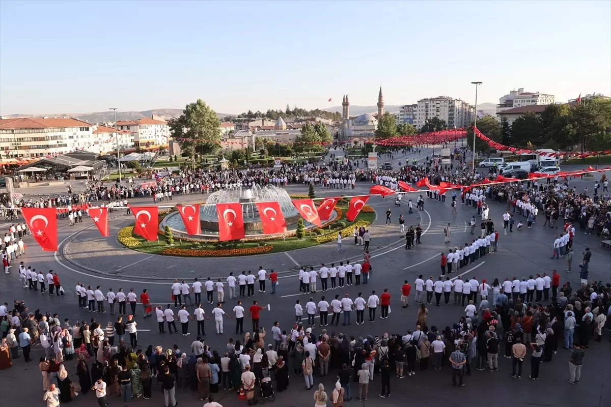 Sivas Kongresi'nin 106. Yılında 1058 Kişi Halay Çekti