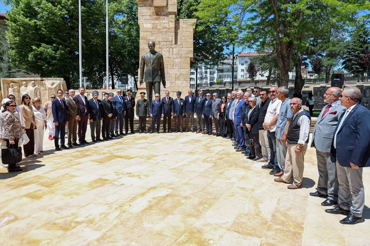 Cumhuriyet Meydanı'nda Atatürk Anıtı Yenilendi