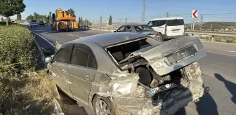 Sivas'ta Otomobil Bariyerlere Çarptı: 2 Yaralı