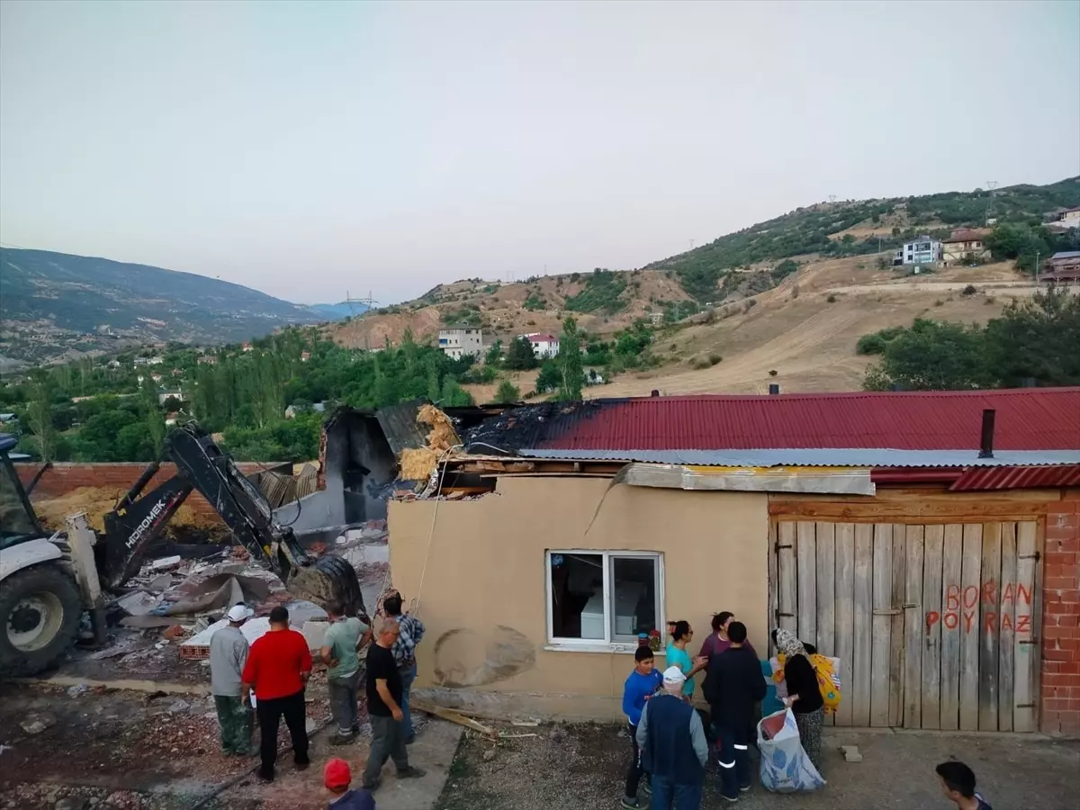 Sivas'ta Yangın: Ev ve Ahır Kullanılamaz Hale Geldi
