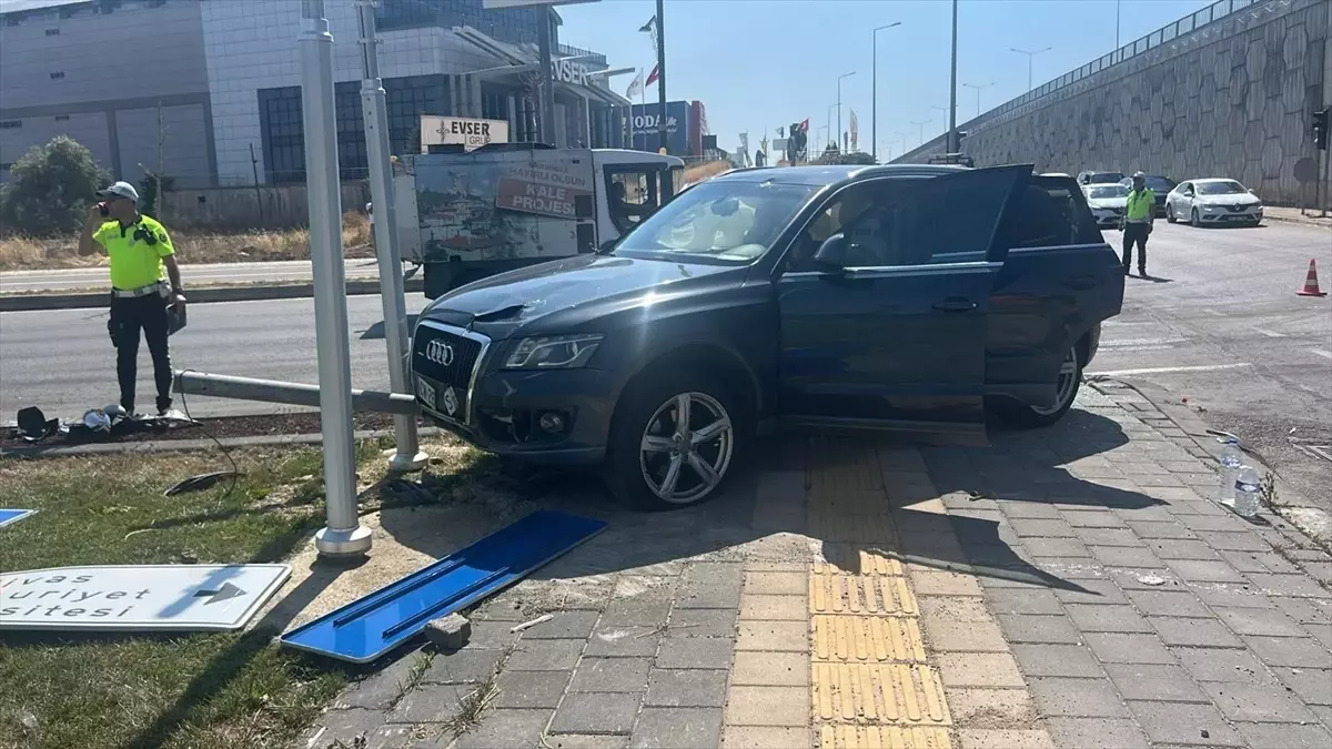 Sivas'ta cip ile otomobil çarpıştı, 4 kişi yaralandı