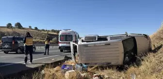 Sivas'ta Hafif Ticari Araç Devrildi: 4 Yaralı