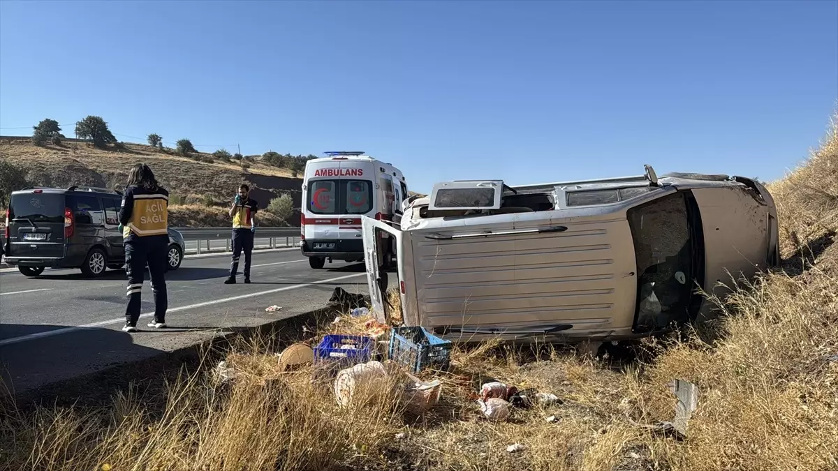 Sivas'ta Hafif Ticari Araç Devrildi: 4 Yaralı