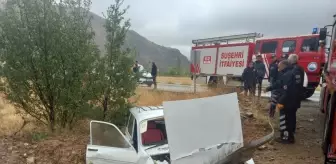 Koyulhisar'da Otomobil Şarampole Devrildi: 2 Yaralı