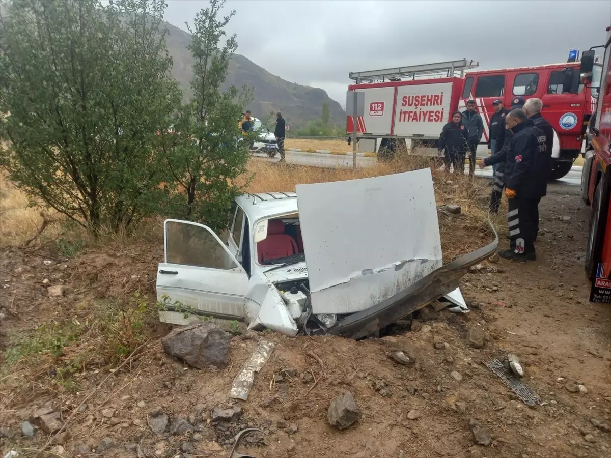 Koyulhisar'da Otomobil Şarampole Devrildi: 2 Yaralı