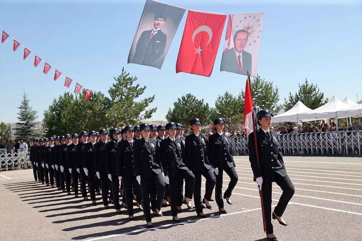 Sivas'ta eğitimini tamamlayan 348 kadın polis adayı mezun oldu