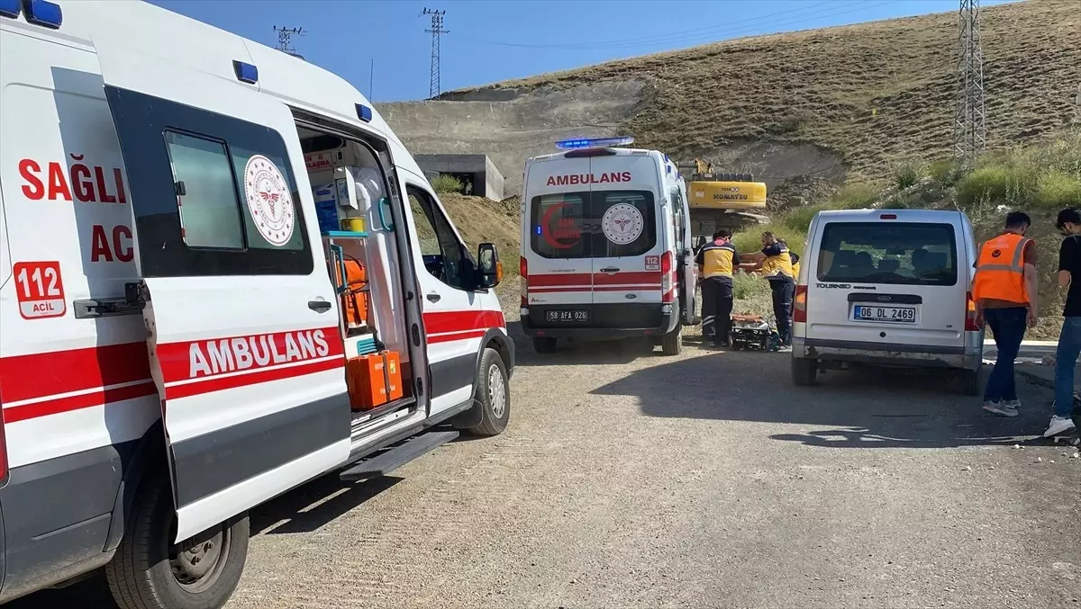 Sivas'ta Göçük Altında Kalan İşçiler Kurtarıldı