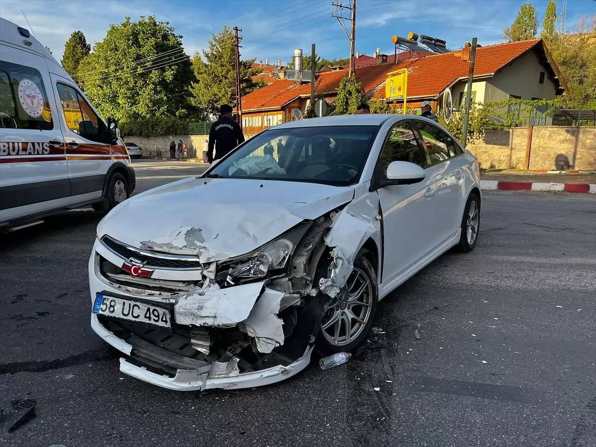 Sivas'ta Otomobil Çarpışması: 3 Yaralı