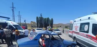 Sivas'ta Otomobil Çarpışması: 4 Yaralı