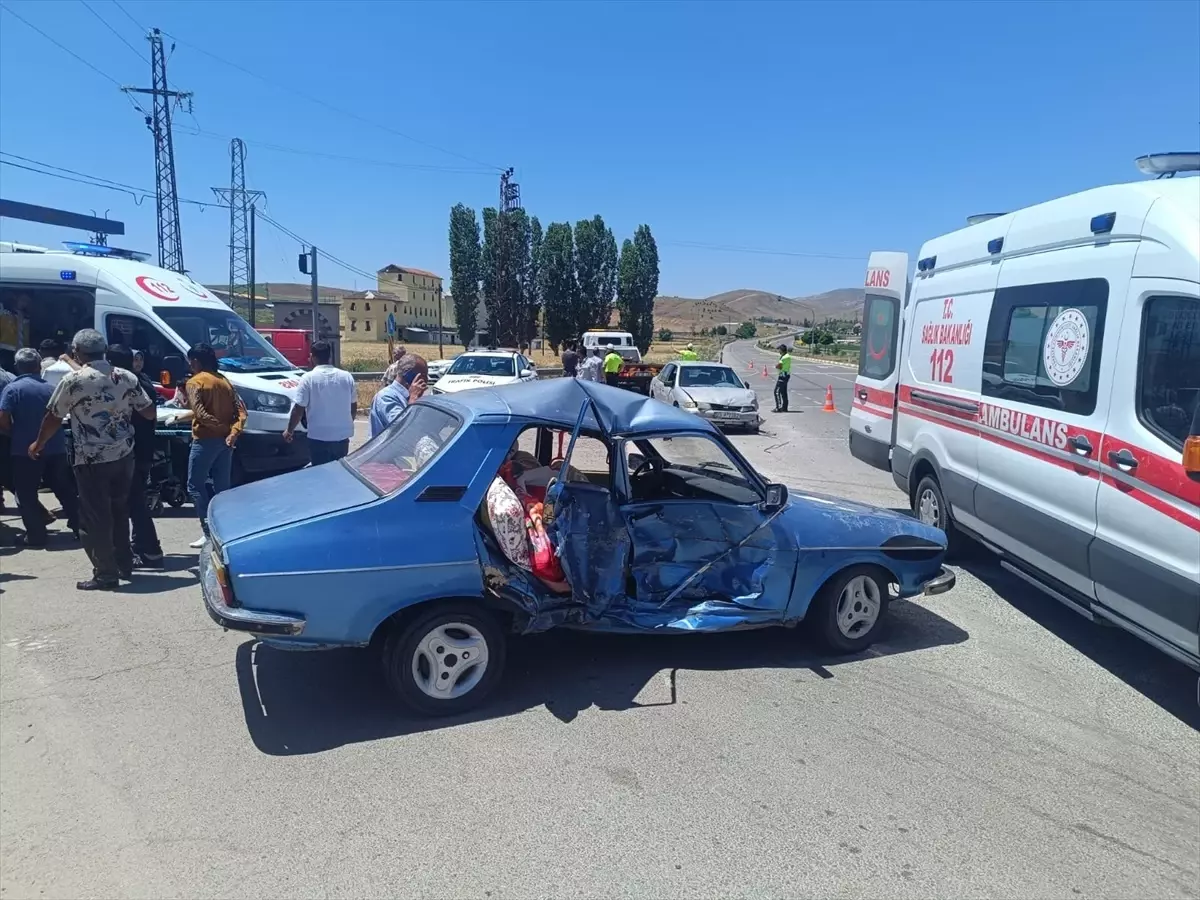 Sivas'ta Otomobil Çarpışması: 4 Yaralı