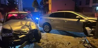 Sivas'ta İki Otomobilin Çarpışması: 6 Yaralı