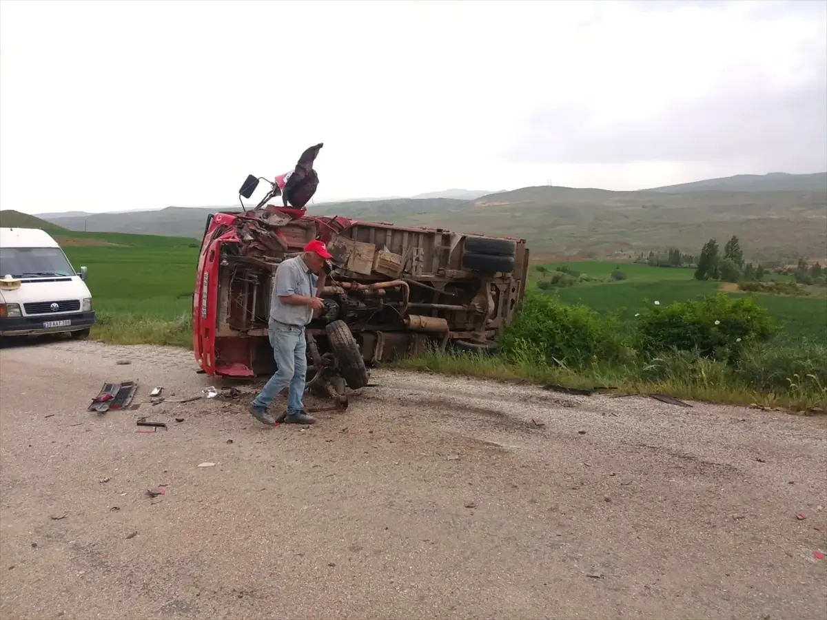 Sivas'ta Trafik Kazası: 2 Yaralı