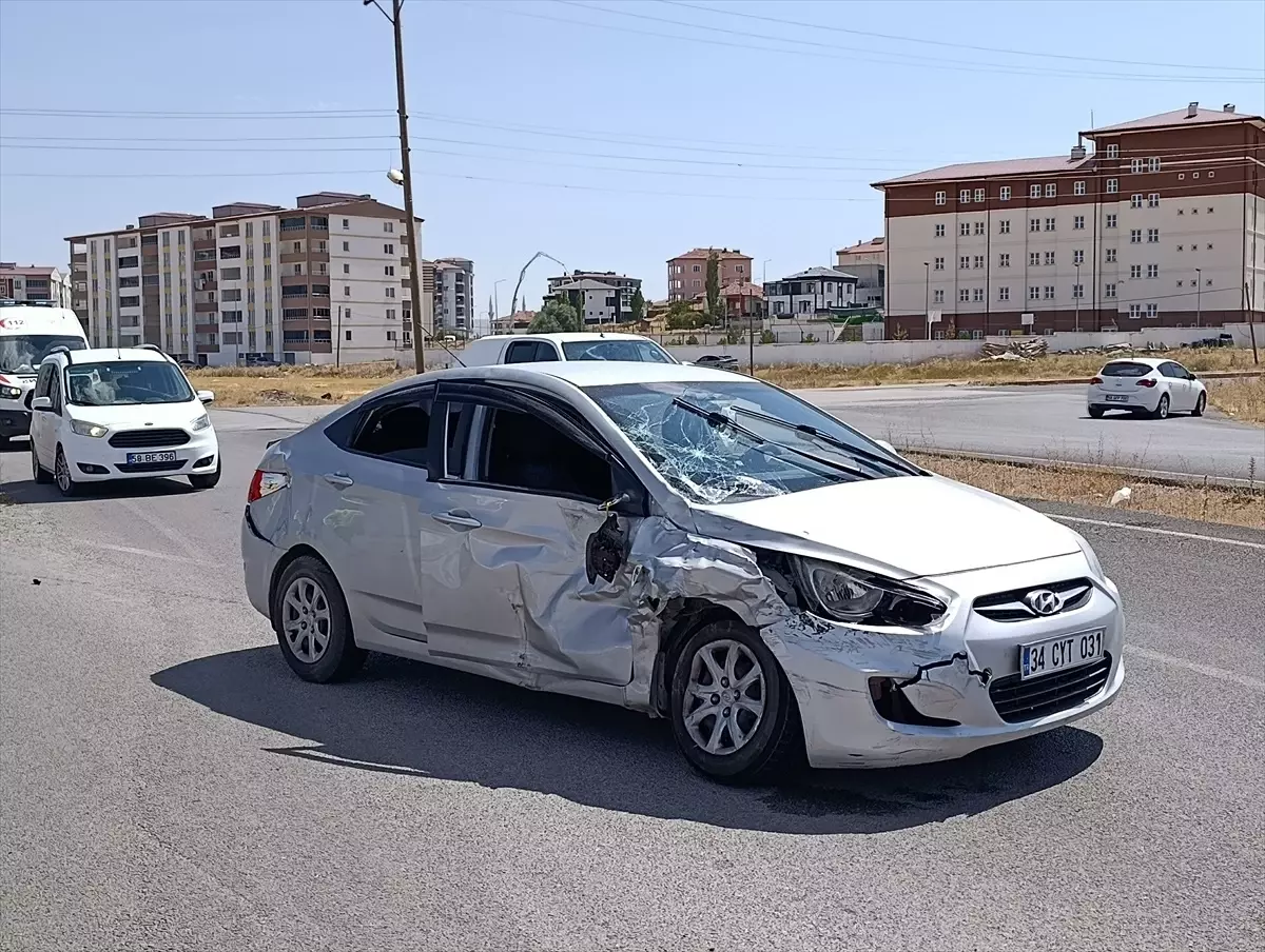 Sivas'ta Kamyonet ile Otomobil Çarpıştı: 6 Yaralı