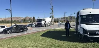 Sivas'ta minibüs ile otomobilin çarpıştığı kazada 3 kişi yaralandı