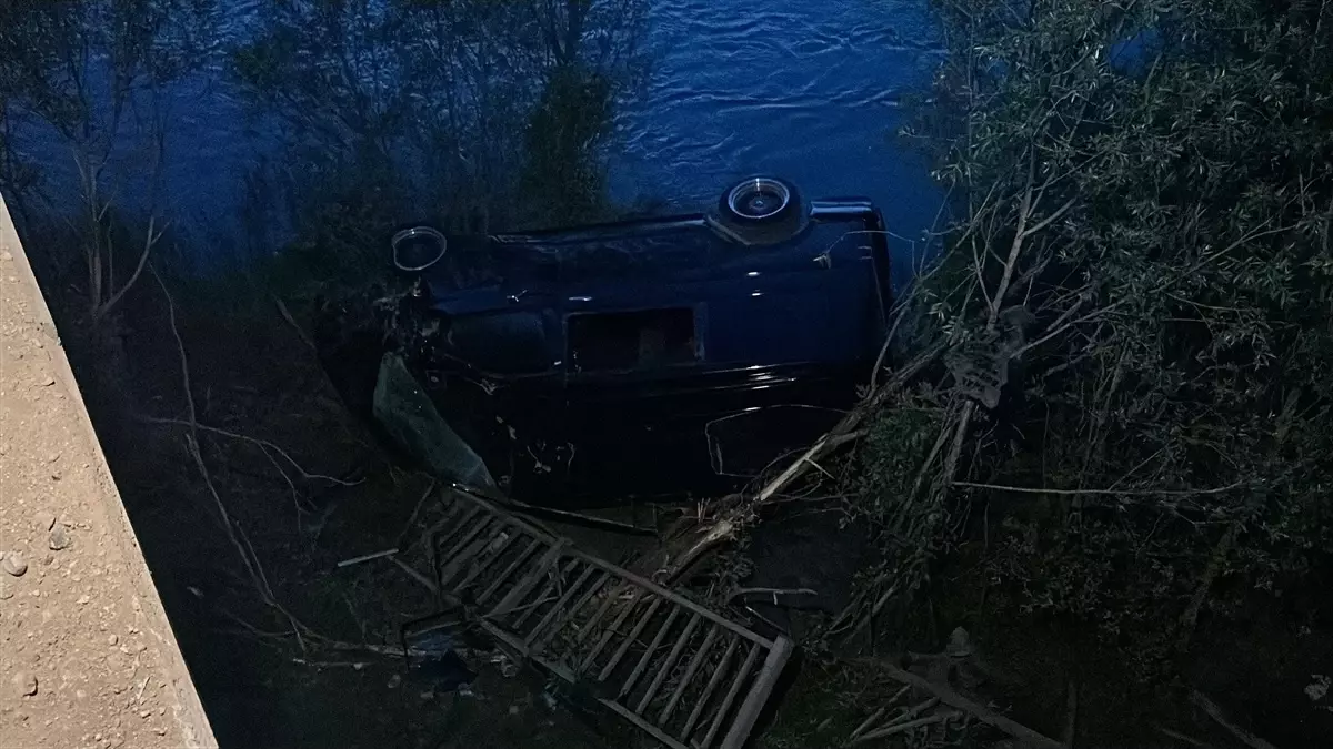 Sivas'ta Minibüs Dereye Devrildi: 4 Yaralı