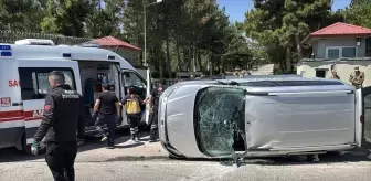 Sivas'ta otomobil ile hafif ticari aracın çarpıştığı kazada 4 kişi yaralandı