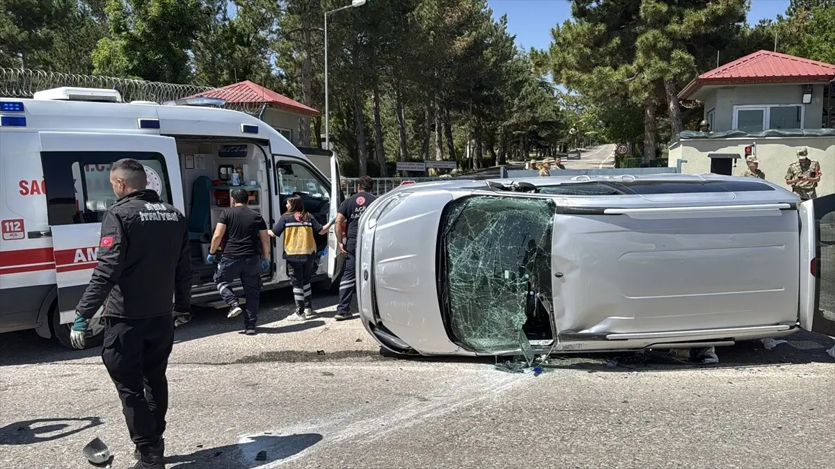 Sivas'ta otomobil ile hafif ticari aracın çarpıştığı kazada 4 kişi yaralandı