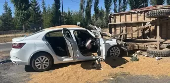 Sivas'ta Otomobil-Traktör Çarpışması: 3 Yaralı
