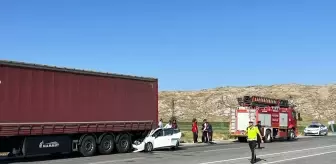 Sivas'ta Otomobilin Tıra Çarpması Sonucu 1 Çocuk Hayatını Kaybetti