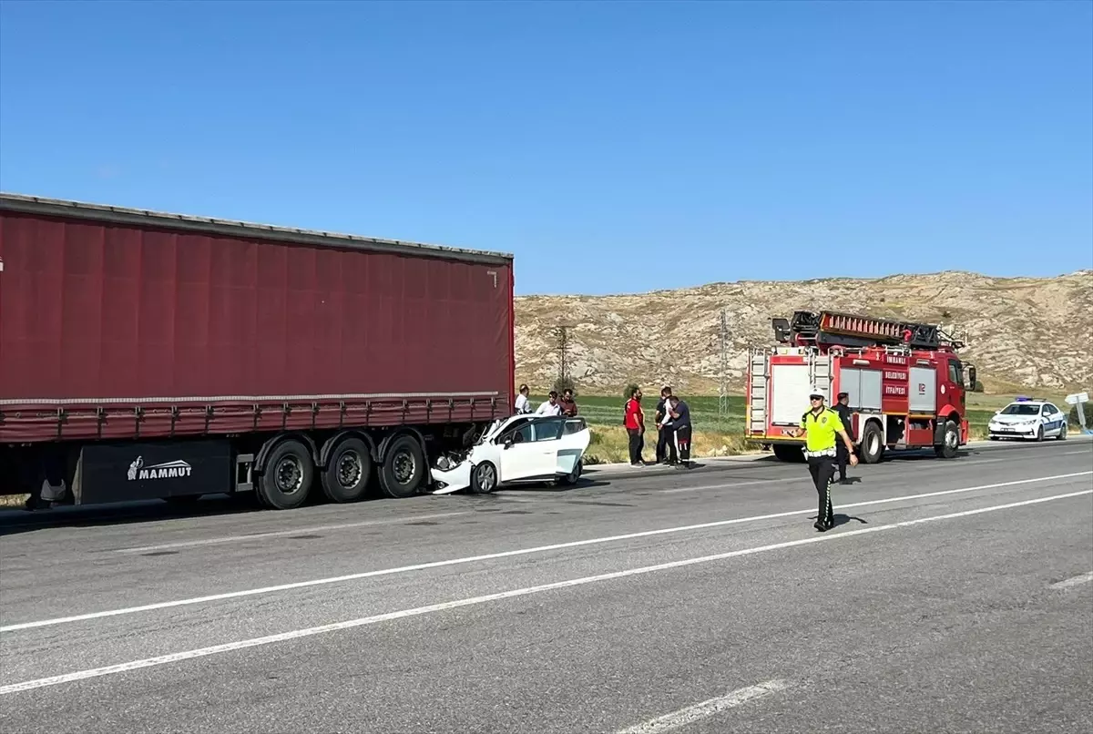 Sivas'ta Otomobilin Tıra Çarpması Sonucu 1 Çocuk Hayatını Kaybetti