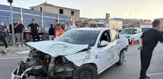 Sivas'ta Otomobil-Minibüs Çarpıştı: 15 Tarım İşçisi Yaralandı