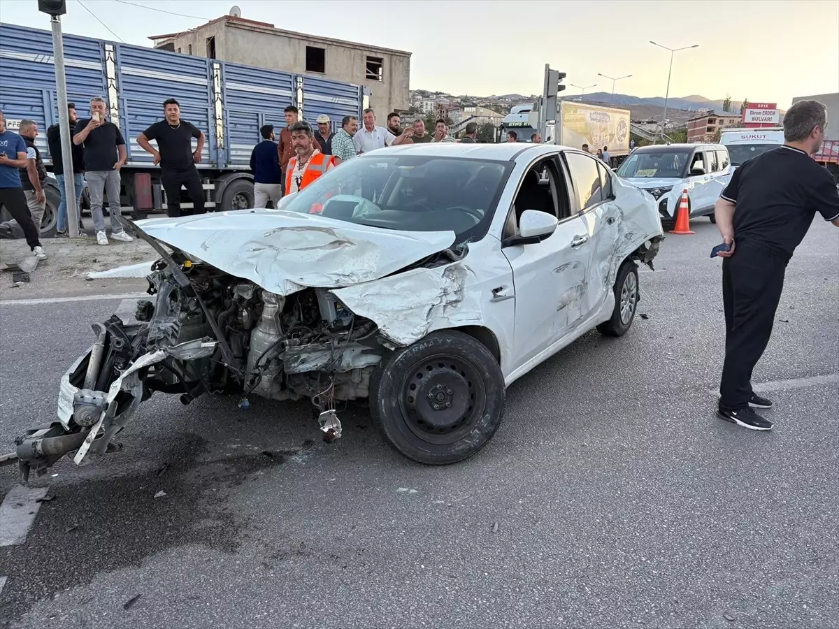 Sivas'ta Otomobil-Minibüs Çarpıştı: 15 Tarım İşçisi Yaralandı